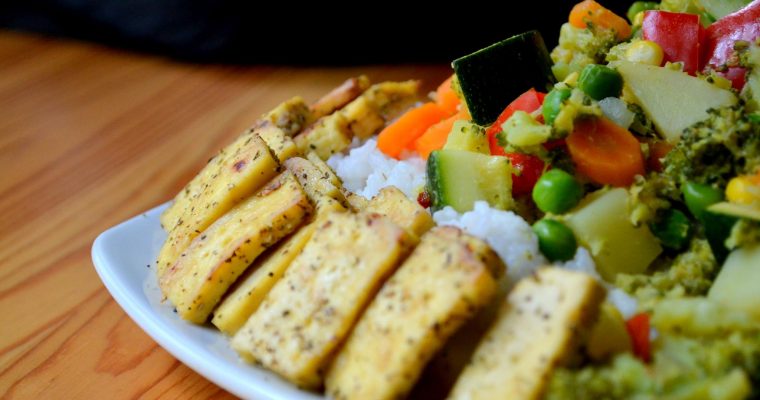 Kókusztejes Curry Rizzsel és Fűszeres Tofuval